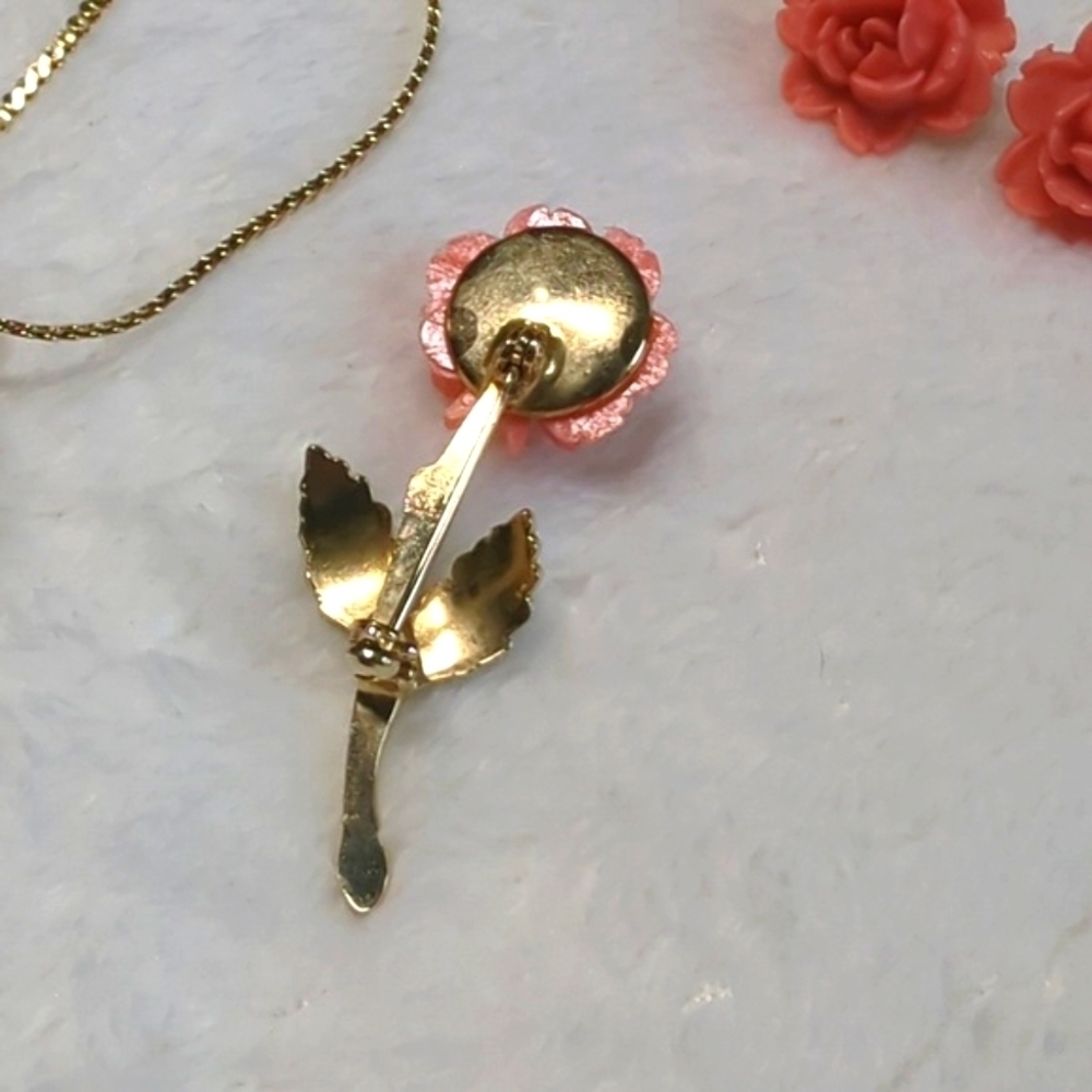 Vintage 70's Coral Resin & Enamel Floral Pendant, Brooche and Pierced Earrings - Picture 6 of 12